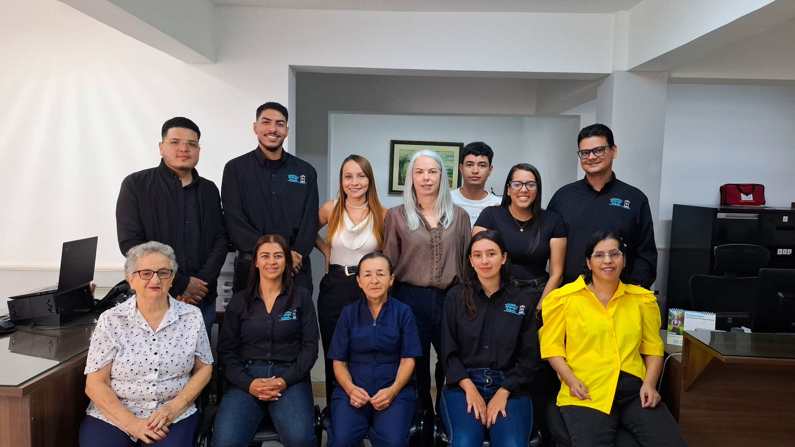 Equipo Arango Tobón atendiendo clientes